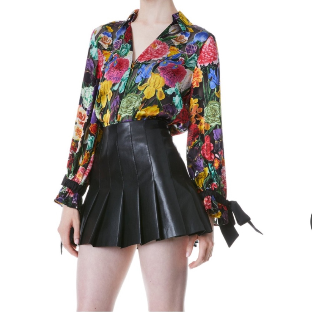 Alice + Olivia Randa Tied Blouson-Sleeve
Button-Front Blouse - Picture 8 of 12
